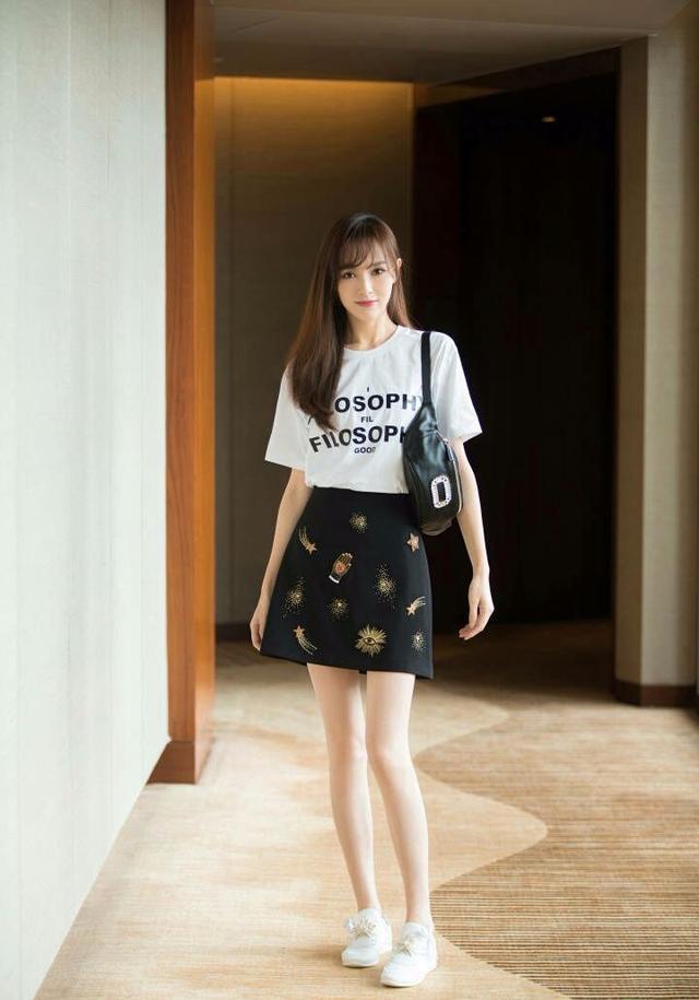 唐嫣又瘦了？“蚂蚁腰”惹人心疼，网友：还是好好吃饭吧！