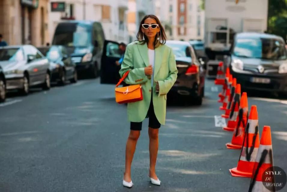 穿卡戴珊同款“骑行裤”上班的那位搭配师，来我办公室一下!