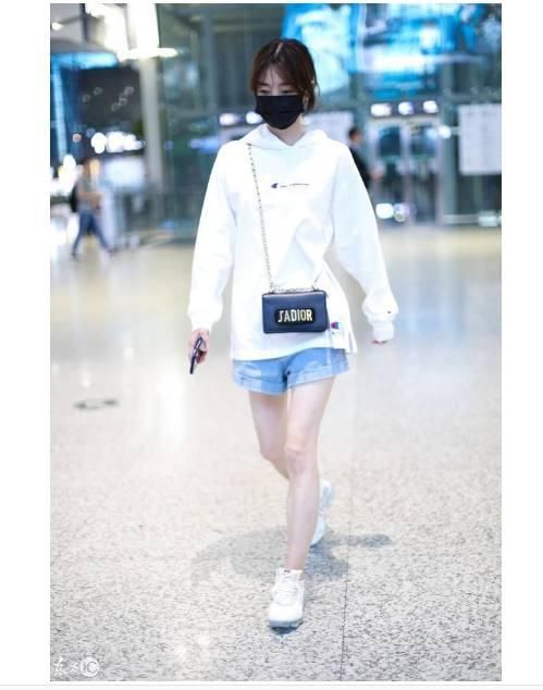 当90斤王丽坤与130斤蒋欣同穿短裤,网友:原来胖也可以很美