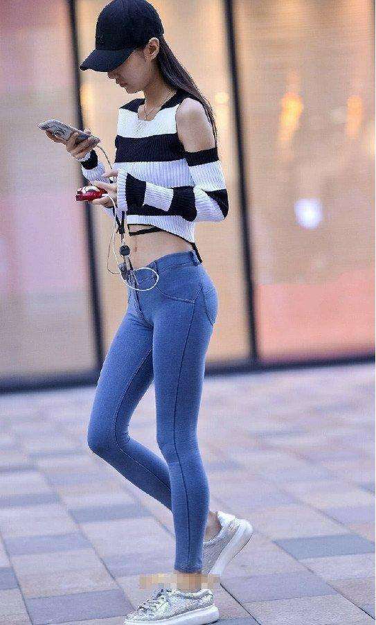 街拍: 小姐姐穿紧身裤秀长腿, 网友: 这腿让男人都要怀疑人生