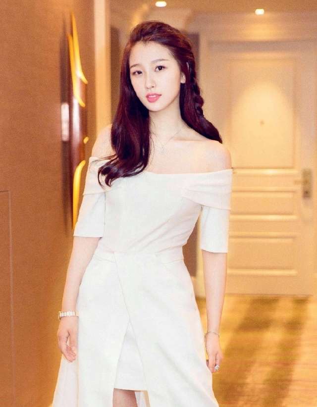 虞书欣真敢穿！连衣裙外穿T恤＋皮裙，网友：不伦不类就服你