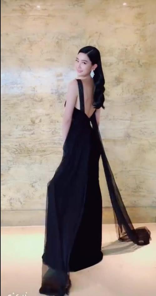 李成敏穿V领吊带露背装肤白貌美腿长2米，挤眉弄眼甜笑超可爱