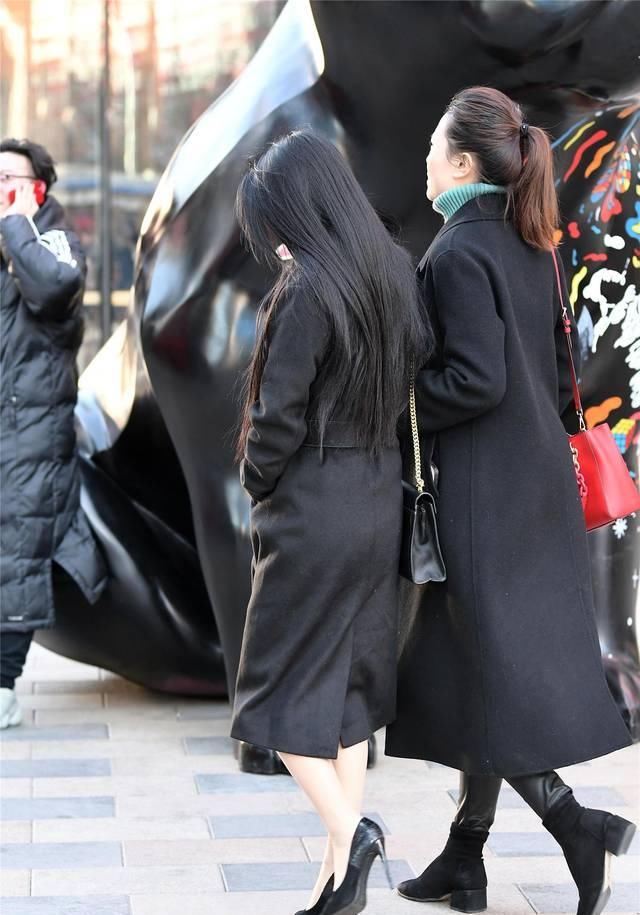  『气质』10厘米的细高跟，身材不高的姑娘，和大衣组合在一起穿出气质