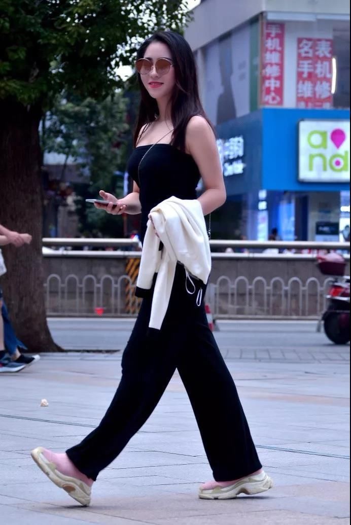 街拍: 街上一位穿黑色短裤丰腴小姐姐, 漂亮的身材实在惹人爱