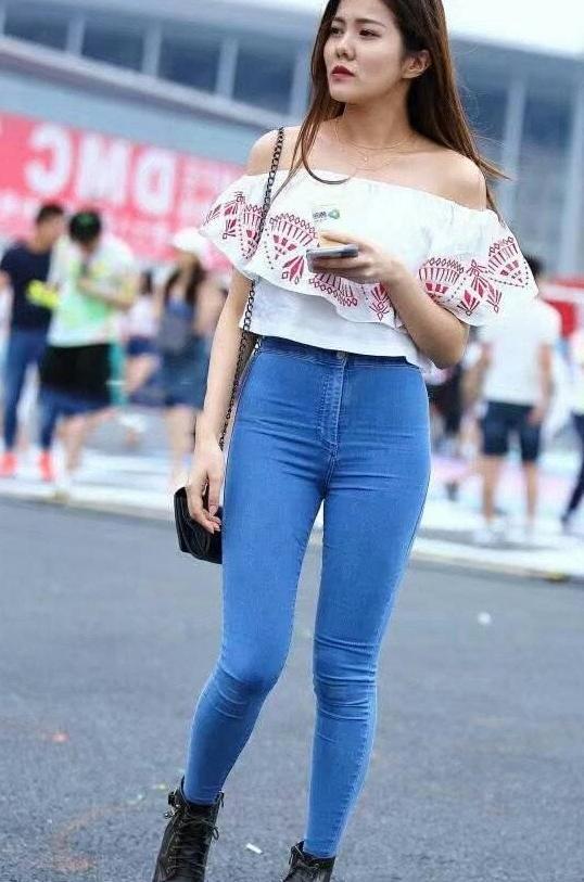 穿紧身牛仔裤出街，让自己灿烂一点，想不变漂亮都难