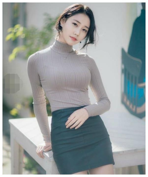 秀气搭配的紧身裙美女，休闲又不失潮流，十分养眼！