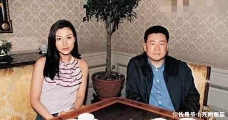 儿子@李嘉欣儿子罕见正面曝光引热议:不像爸爸像泰国王子,看破不说破