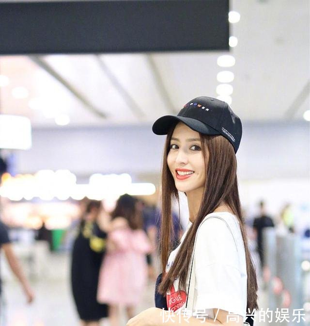 佟丽娅现身机场，回归长发女神，大家觉得短发美还是长发美