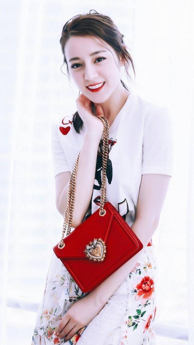 迪丽热巴什么鬼，手拿扑克牌出席某活动，网友：把眼睛擦亮