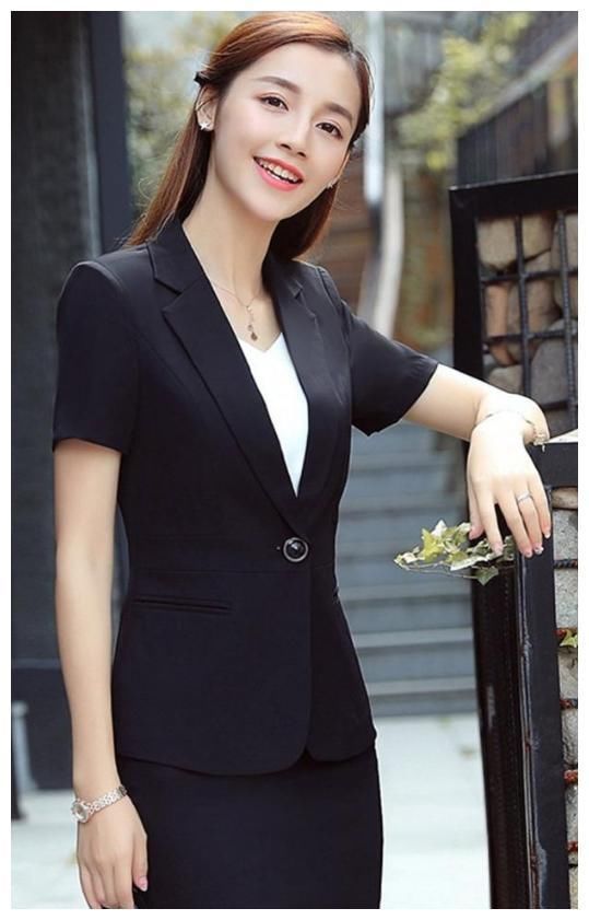 街拍:美女看起来非常的清爽，迷人的身姿非常亮眼