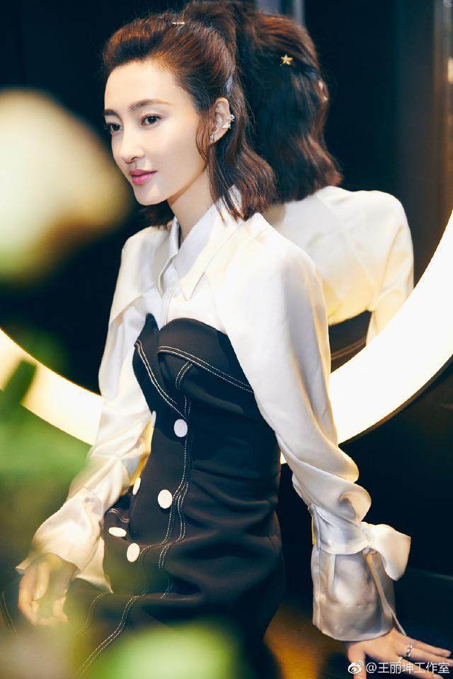 张天爱真够拼的! 穿的蕾丝肚兜快掉还浑然不知 这样的尺寸谁来管