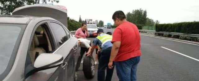 300位车主轰炸车管所：不给在高速应急车道换胎，还要扣12分，逼