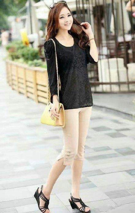 街拍：优雅时尚的打底裤小姐姐穿出完美的轮廓美，令人百看不厌！