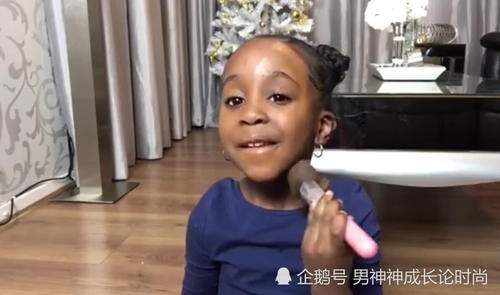4岁小姑娘教化妆，手法娴熟根本不像是第一次化，网友：可爱的想