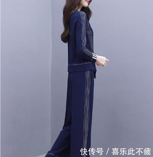 女人:刚上新的一种“高级灰”套装,适合6070后女人穿,高雅超嫩美