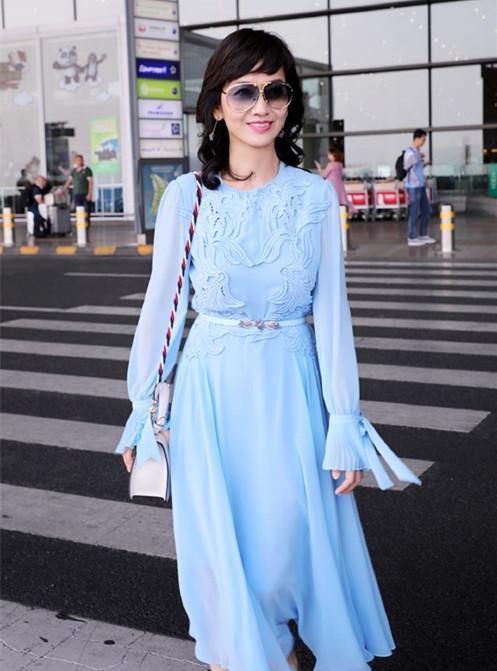 赵雅芝出门总穿着裙子，显得优雅动人，那不穿裙子是啥样呢？