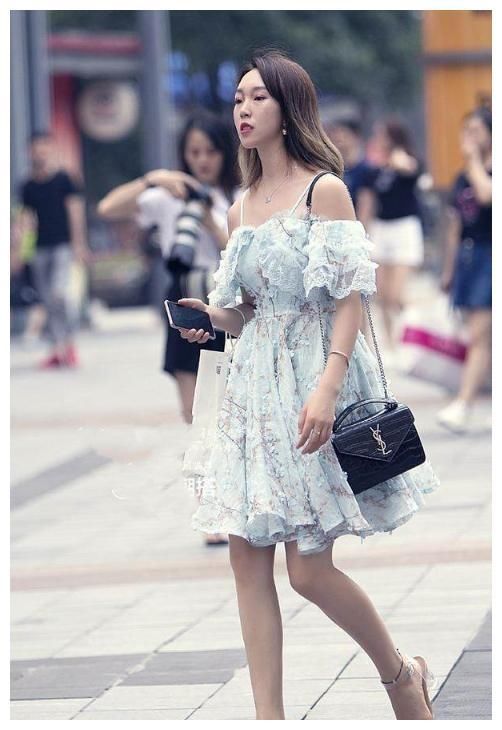 街拍：图8小姐姐，身段精致，让人难以忘怀！