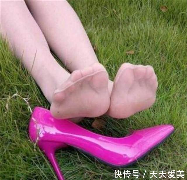 尖头细跟鞋，走路姿势优雅，有着迷人的气质！