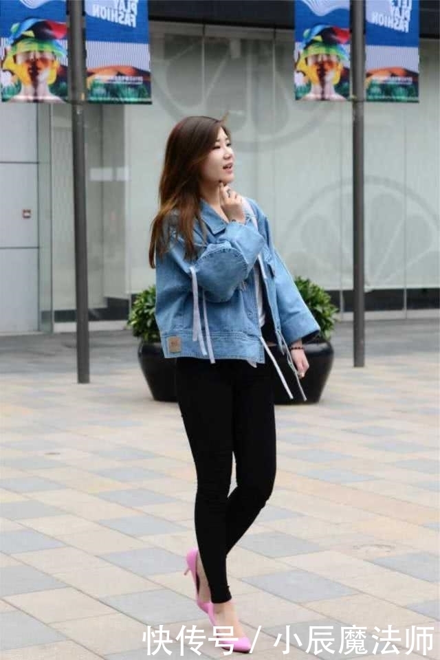 #粉色#路人街拍,靓女踩上一双粉色的小高跟,显得她更有品味