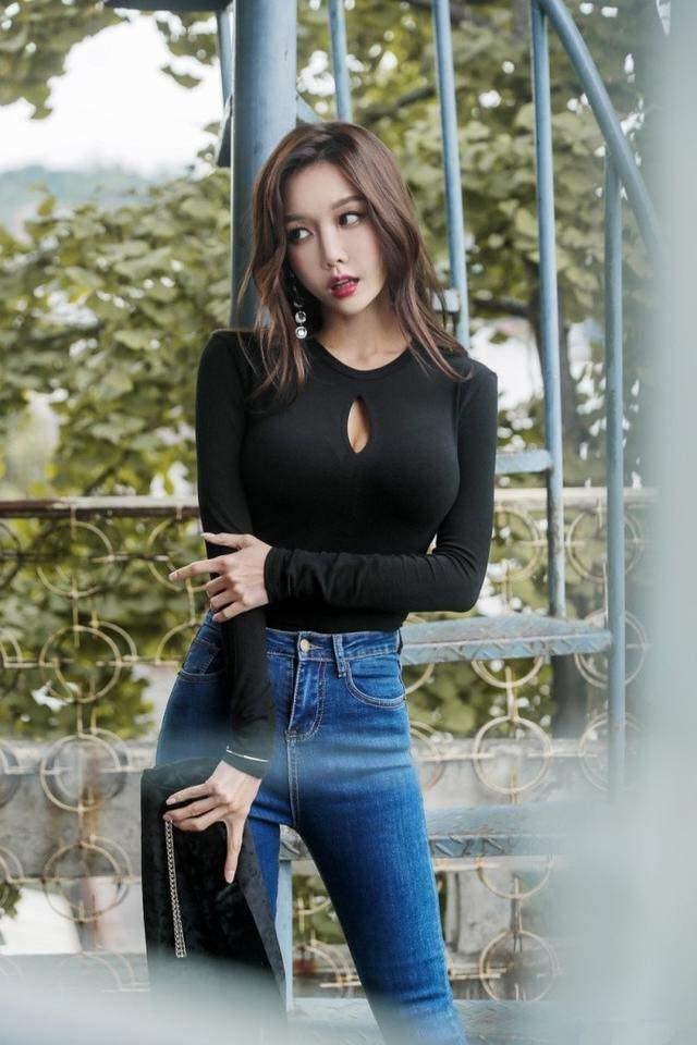 清纯装扮的牛仔裤美女，更显骨感的身材，穿出不一样的时尚味道