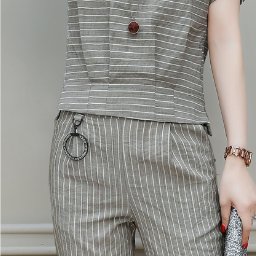 9月出游，穿裙不方便!45岁老婆试试这，时髦套装，年轻15岁