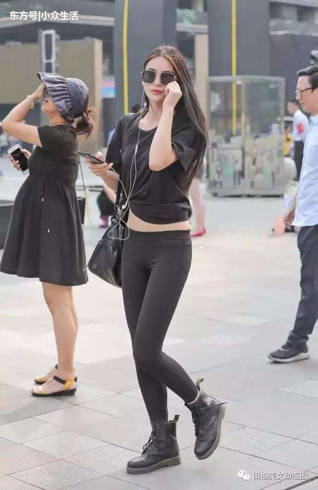 街拍:小姐姐为什么喜欢瑜伽裤?紧致勒人也不怕!