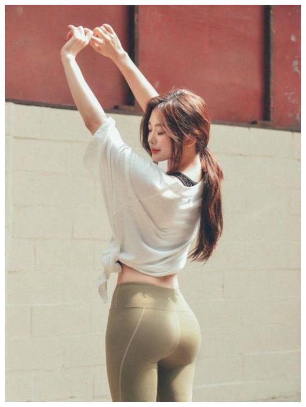 美图：时尚美女紧身裤韵味十足，但我最喜欢第五位的性感辣妈！