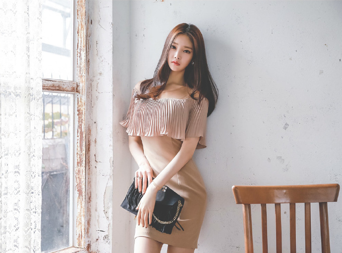 俏丽温婉的气质美女，精致短裙柔和又大气，雪肤花貌风姿绰约！