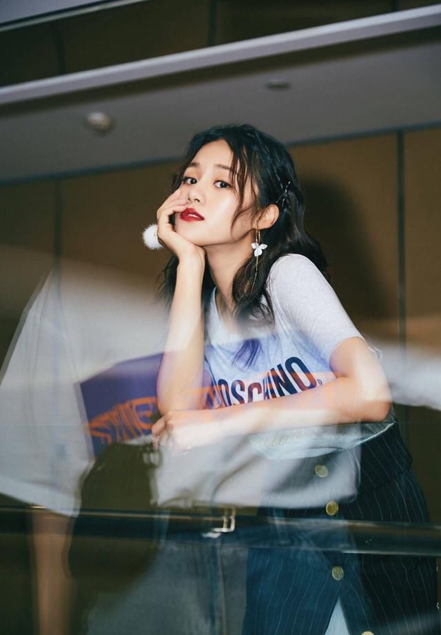 安悦溪穿搭可真发光，魅力爆表 网友：小主，耳环亮了