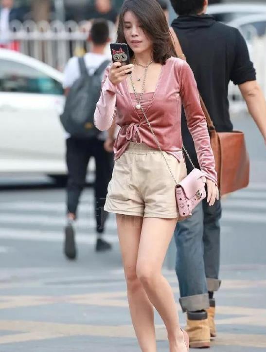  #半身裙#街拍：笑容甜美的小美女，西装配半身裙，成就唯美身姿