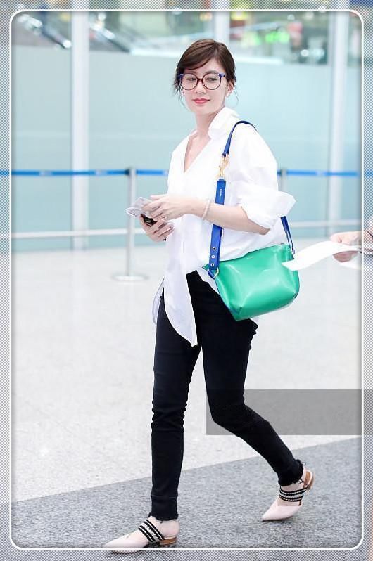 贾静雯真会穿！衬衫一半露外面，一半塞裤腰，网友直呼：嫩炸天！