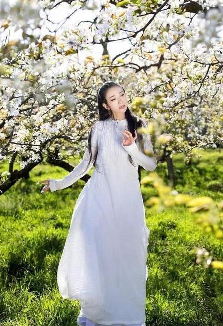 59岁杨丽萍一头黄发现身,至少减龄30岁,网友:只有20岁吧!