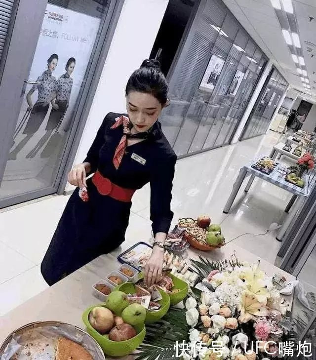 街拍美女：朝气蓬勃的空姐，与你零距离接触