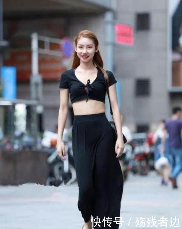  「设计」路人街拍，露肩的设计，更显少女感