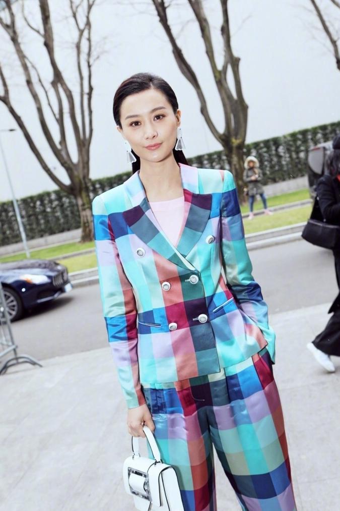 36岁陈法拉身穿红色吊带连衣裙出席活动，性感优雅，网友：真会穿