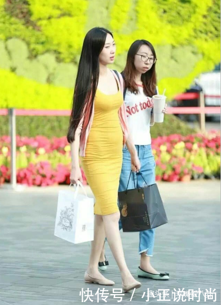 街拍,身材苗条小姐姐穿修身连衣裙勾勒出美好曲线,气质迷人!