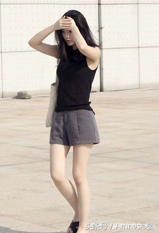 街拍:身姿丰盈的短裤美女，走到哪里都是焦点!