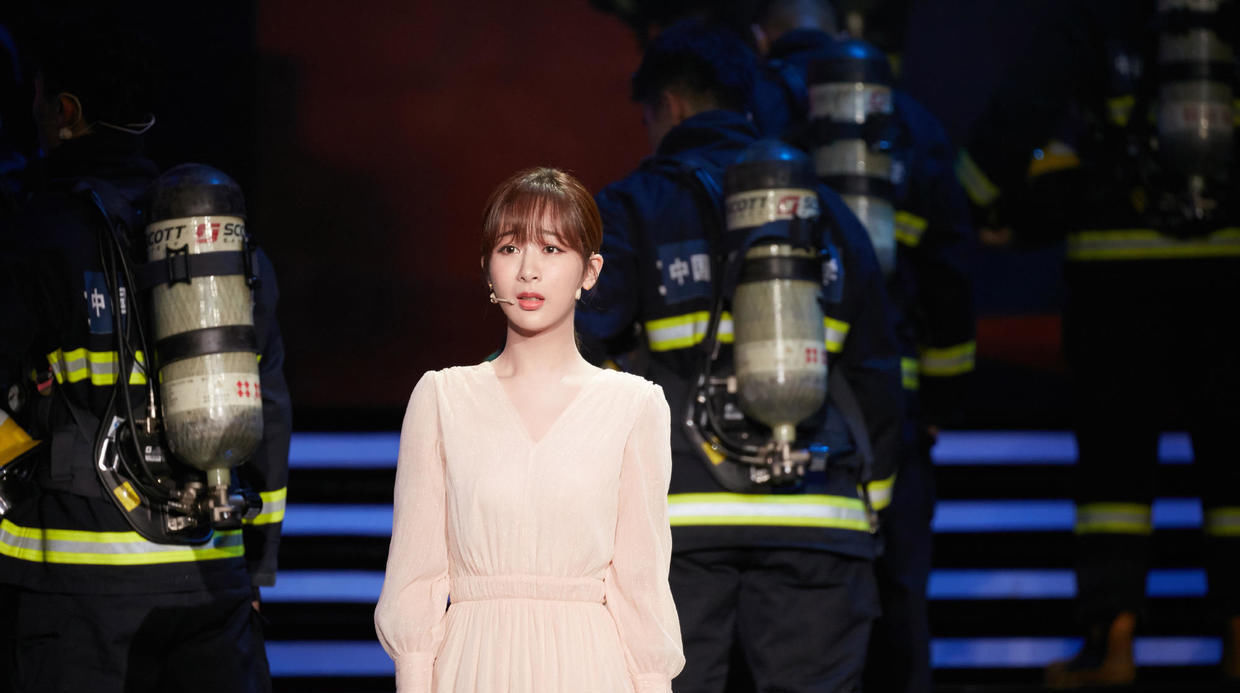 『身穿』杨紫身穿糖果色西装搭配微卷短发,甜美又衬托气质!