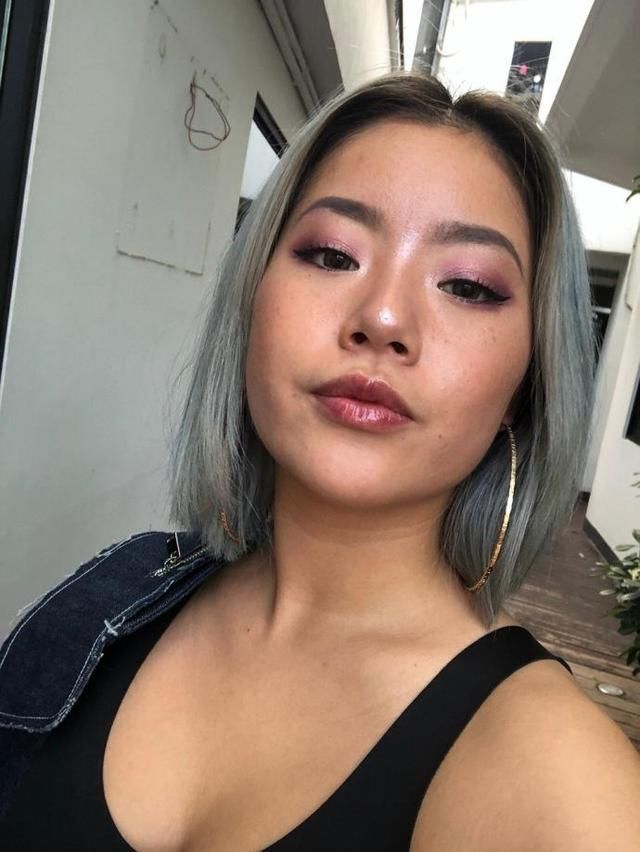 王菊现身纽约时装周走秀，没妆容和穿搭加持的她26岁秒变36岁大妈