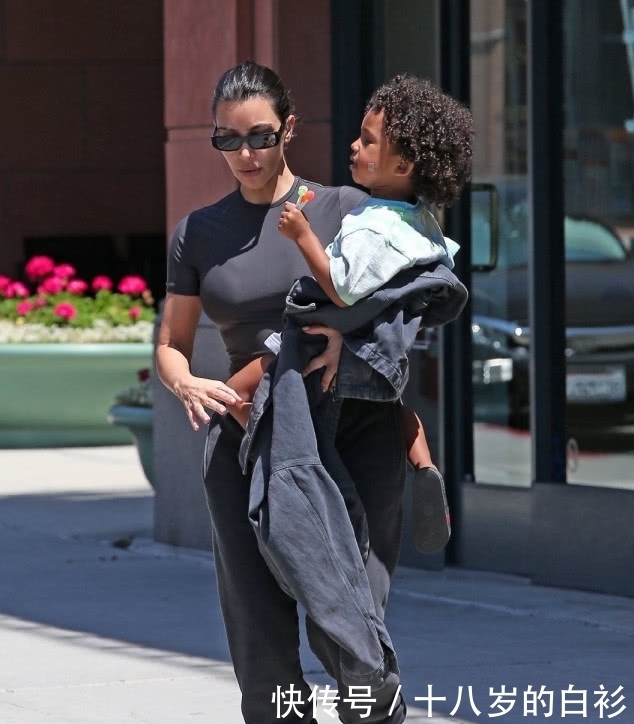 高跟鞋■卡戴珊穿高跟鞋为啥还能单手抱50斤的娃?看完她的胯,不简单!