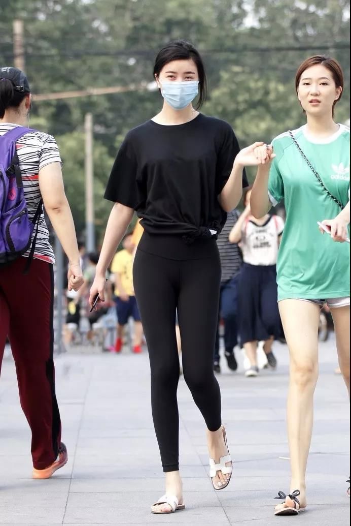 街拍：姿态优美身材姣好戴口罩的性感美臀美女