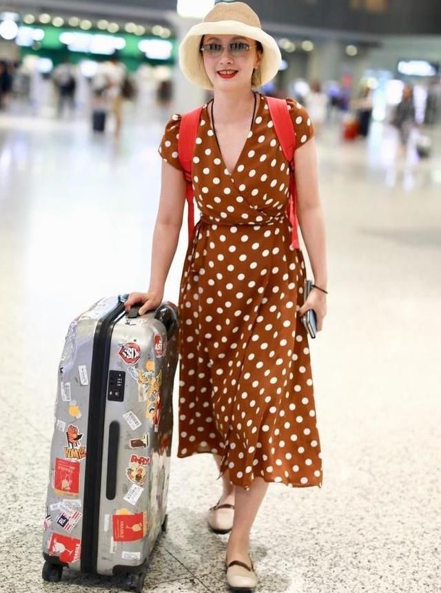 50岁金星和46岁陶虹同穿红色波点裙，才发现女人之间的差距有多大