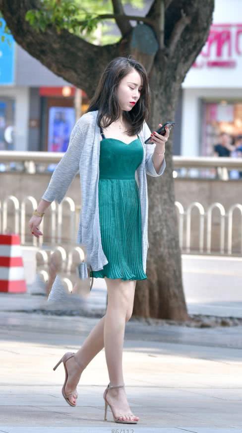 微胖熟女绿色流仙裙展现仙气十足，网友：怎么好端端的哭了