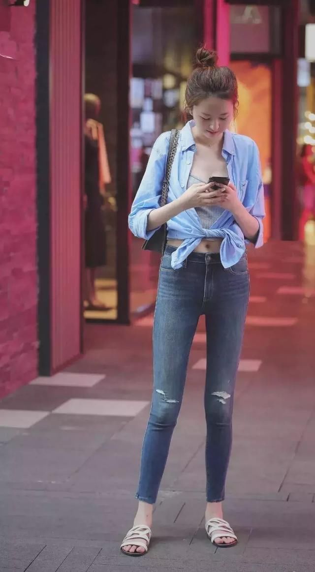 灰色吊带针织背心搭配深色牛仔裤，温婉大方很是淑女