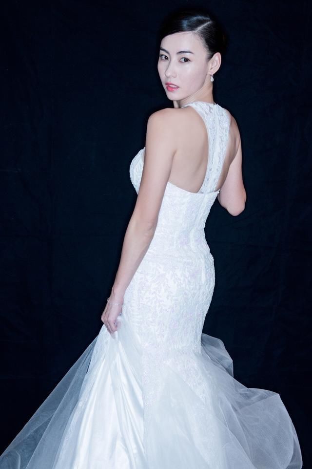 张柏芝真大胆！穿的绿色衬衫上面的勒成这样网友：不是一般的大！