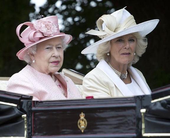 92岁的女王“完胜”71岁的卡米拉，卡米拉满脸皱纹，尽显老态