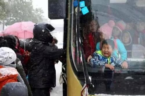  公交车：公交车“人挤人”不罚，私家车抱孩子就超载，这合理吗