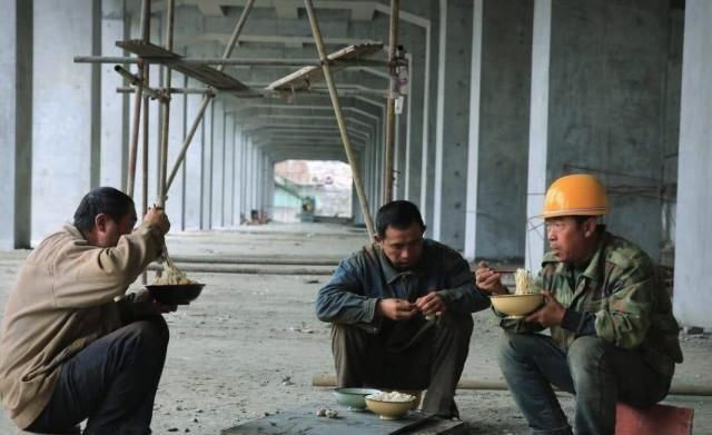 农民工一天工资最少三百，但为什么还招不到人？原因其实很简单！