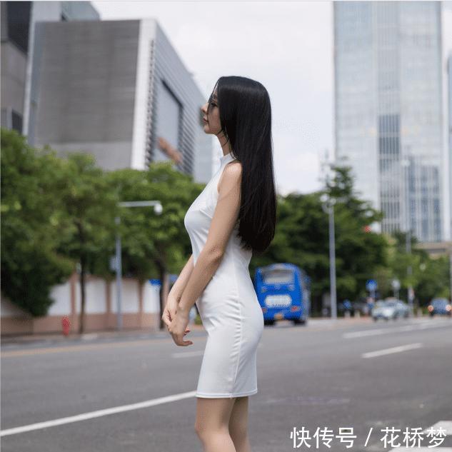 美女:轻熟美女把紧身露背裙,穿出了别致的美,看了挪不开眼