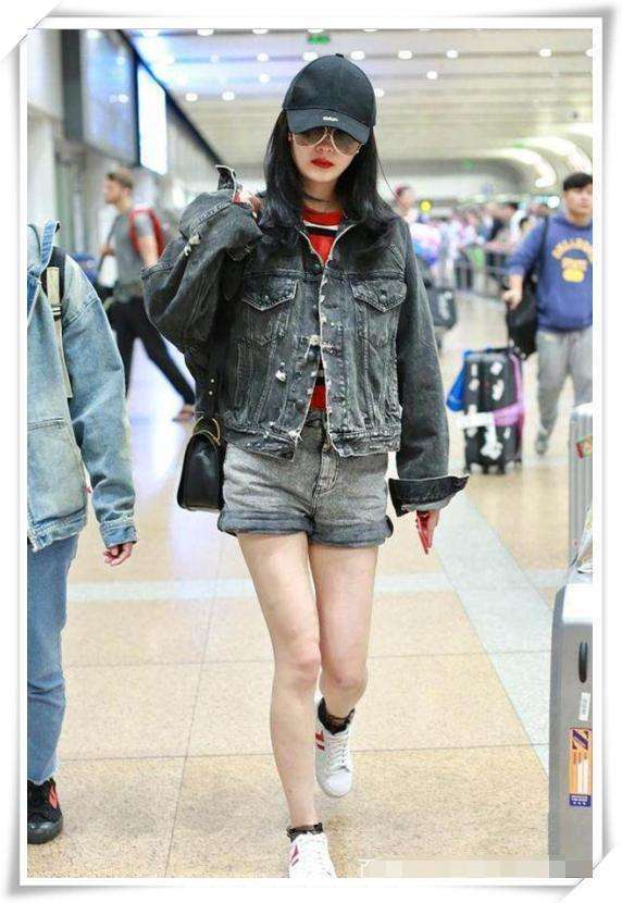 杨幂栽了! 光腿穿短裤竟不敌何穗破洞裤里穿打底裤, 网友: 尴尬了